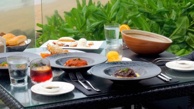 Plaj restoranında deniz manzaralı bir akşam yemeği. Phuket Adası 'nın deniz kenarında lezzetli yemekleri olan servis masası olan restoran. İki kişilik romantik yemek.