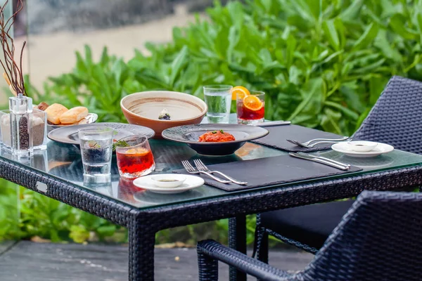 Plaj restoranında deniz manzaralı bir akşam yemeği. Phuket Adası 'nın deniz kenarında lezzetli yemekleri olan servis masası olan restoran. İki kişilik romantik yemek.