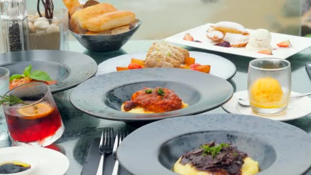 Vacsora Tengerparti Étteremben Kilátással Tengerre Étterem Tálalva Asztal Finom Ételeket — Stock videók