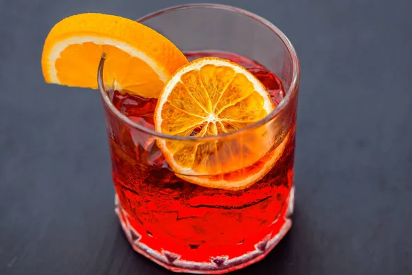 在室外餐馆里 在杯子里放上橙片的精美装饰的酒精鸡尾酒的特写 奢侈的饮料散发出新鲜的气息 非常适合夏季海滨度假 — 图库照片