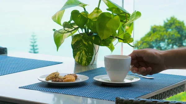 Hombre Bebiendo Café Caliente Cafetería Vista Mar Vacaciones Tropicales Paraíso — Foto de Stock