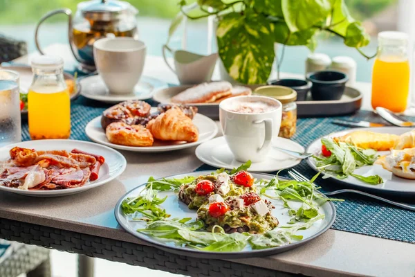 Hälsosam Frukost Dukas Upp Hotellets Restaurang Begreppet Näringslära Ägg Bakverk — Stockfoto