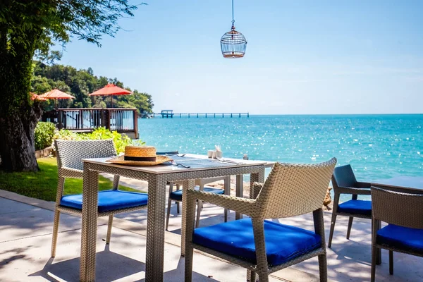 Tropikal Restoran Sahilde Turkuaz Suyla Dolu Bir Masa Deniz Kıyısındaki — Stok fotoğraf