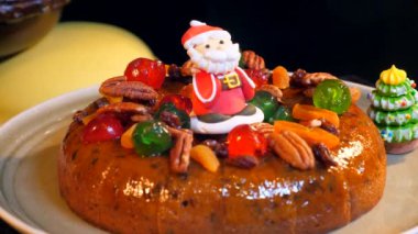 Noel çikolatalı keki. Noel için meyveli ve fındıklı Xmas pastası ve açık büfede mutlu yıllar. Bayram masası Noel meyveli pasta