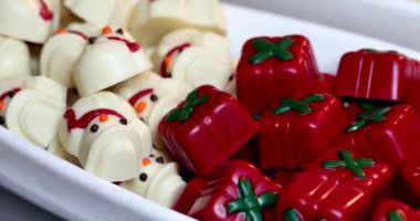 Çikolatalı Noel şekeri karışımı, çeşitli tatlı çeşitleri. Renkli şeker koleksiyonu tatil kutlamaları ve mutlu Noel etkinlikleri için mükemmeldir..