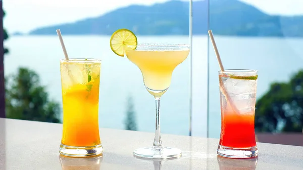 Drie Levendige Fruit Margarita Cocktails Kleurrijke Glazen Perfect Voor Een — Stockfoto