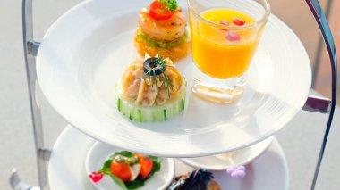 Nefis bir şekilde dekore edilmiş öğle yemeği, farklı atıştırmalıklar aperatifler, mezeler ve deniz manzaralı açık büfe mezeler. Avrupa mutfağı. Şarap için aperatif.