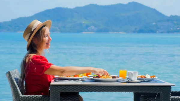 Deniz Manzaralı Lüks Bir Otelde Dinlenen Bir Kadın Güne Deniz — Stok fotoğraf