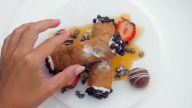 Kremalı, çikolatalı ve taze çilekli mükemmel bir tatlının tadını çıkar. Lüks modern restoranda tatlı yemek servisi. Profesyonel dekorasyon. Üst görünüm.