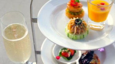 Şampanya bardakları köpüklü şarap dolu lüks bir restoran ve aperatif seti. Şık bir şarap partisi veya romantik bir akşam yemeği. Lüks bir yaz tatilinde gurme yemeği..
