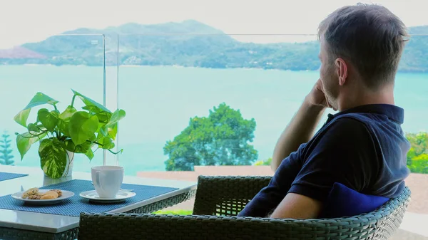 Zrelaksowany Mężczyzna Korzysta Przerwy Obiadowej Hotelowym Tarasie Kawiarni Widokiem Morze — Zdjęcie stockowe