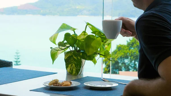 Hombre Relajado Disfruta Café Caliente Con Vista Mar Terraza Del —  Fotos de Stock