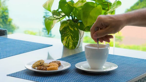 Man Roert Koffie Mok Met Kleine Lepel Zee Uitzicht Cafe — Stockfoto