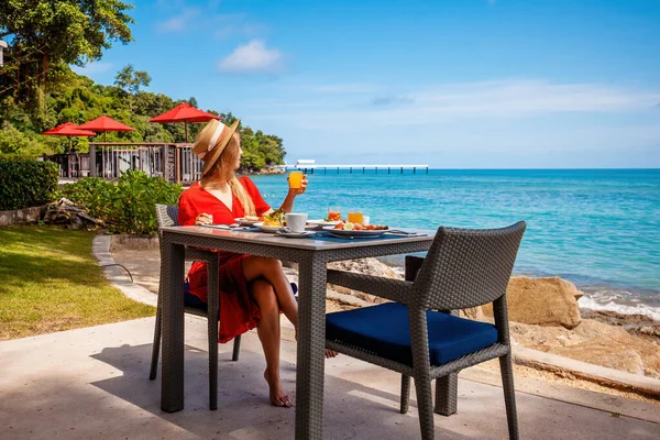 Tatil Tatilindeki Blogcu Kadın Tropik Plaja Bakan Lüks Bir Otel — Stok fotoğraf