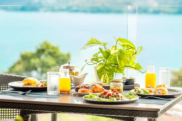 Desayuno Saludable Aire Libre Para Dos Personas Con Vistas Mar Imágenes de stock libres de derechos