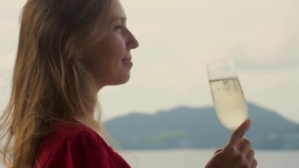 Vrouw Geniet Van Luxe Feest Bij Zonsondergang Met Een Glas — Stockvideo