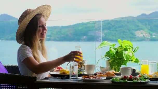 Femme Souriante Table Café Bénéficie Verre Jus Orange Avec Vue — Video