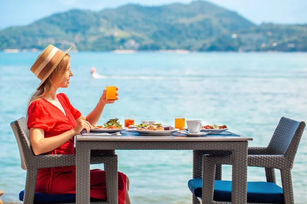 Şapkalı Kadın Tropik Plajdaki Lüks Otel Otelinde Deniz Manzaralı Kahvaltıdan — Stok fotoğraf