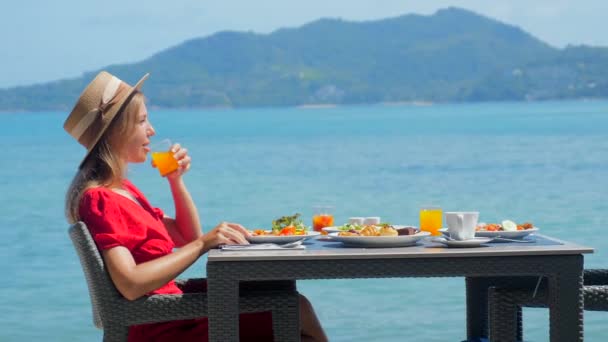 Розслабляючись Розкішному Готелі Подорожуюча Жінка Насолоджується Сніданком Свіжою Здоровою Їжею — стокове відео