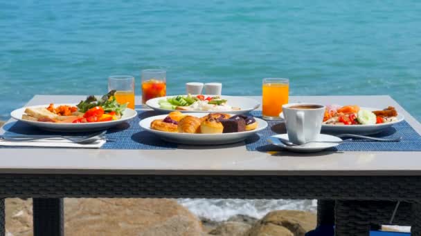 Pyszne Śniadanie Wybrzeżu Otoczony Przez Wspaniałe Widoki Plażę Różnorodność Świeżego — Wideo stockowe