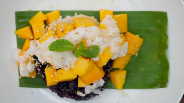 泰国文化以芒果糯米见长 美味的甜点结合了成熟芒果的甜味 糯米的粘性和椰奶的乳香 — 图库视频影像