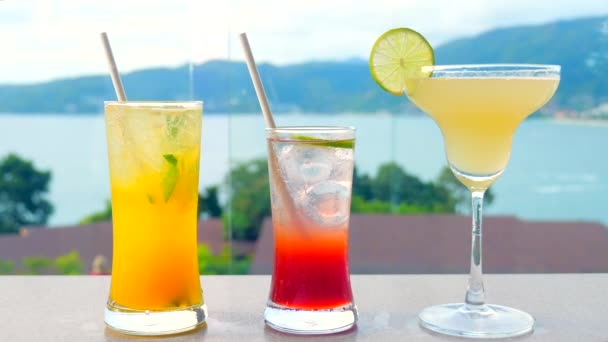 Smak Sommaren Med Tre Färgglada Blandade Fruktförfriskningar Cocktails Lounge Vid — Stockvideo