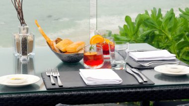 Phuket Adası 'ndaki lüks bir restoranda iki kişilik romantik deniz manzaralı bir akşam yemeği. Masada harika bir deniz manzaralı alkollü içecekler servis edilir. Romantik bir kutlama için mükemmel bir ortam..