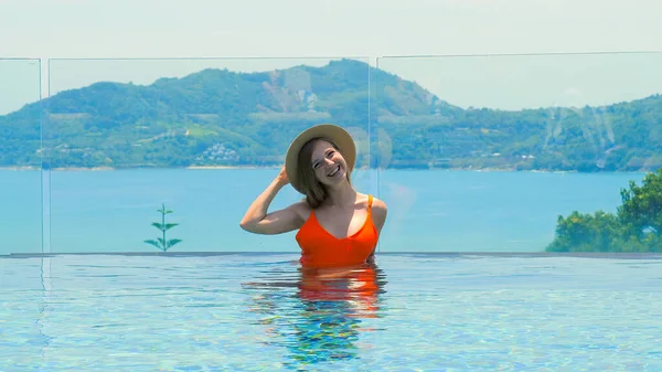 Utazási Bikiniben Nyári Kalap Élvezi Tengerre Néző Luxus Szálloda Spa — Stock Fotó