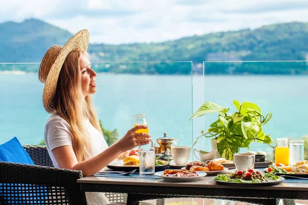 年轻的女人坐在有海景的咖啡桌旁 喝着橙汁 热带度假胜地的暑假旅馆早餐 Phuket Island Thailand Asia — 图库照片