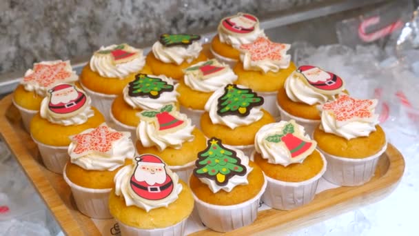 Νόστιμα Χριστουγεννιάτικα Cupcakes Διακοσμημένα Τον Άγιο Βασίλη Καμπάνες Αστέρια Και — Αρχείο Βίντεο