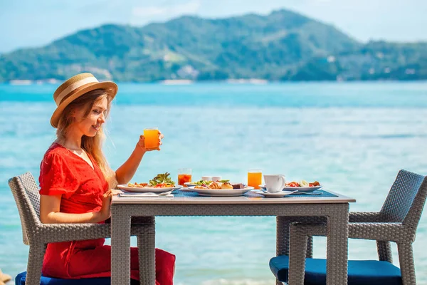 Tatilde Olan Genç Bir Kadın Lüks Bir Restoranda Sağlıklı Yiyeceklerle — Stok fotoğraf