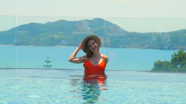 Reisen Mädchen Spaß Pool Spielen Mit Ihrem Hut Werfen Hut — Stockvideo