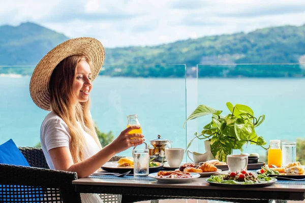 在有海景的咖啡馆放松一下 女人吃新鲜健康的食物 如沙拉和鸡蛋 在泰国的热带普吉岛享受暑假酒店早餐 — 图库照片