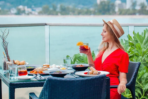 모자를 식사를 위스키 해변에 리조트 식당에서 식사를 있습니다 카페에서의 — 스톡 사진