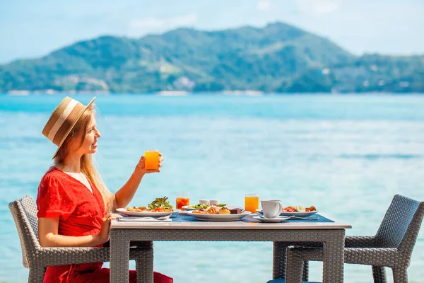 Tatil Tatilindeki Blogcu Kadın Tropik Plaja Bakan Lüks Bir Otel — Stok fotoğraf