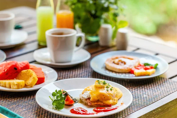 Hälsosam Frukost Med Läckra Tropiska Frukter Ägg Och Nybryggt Kaffe — Stockfoto
