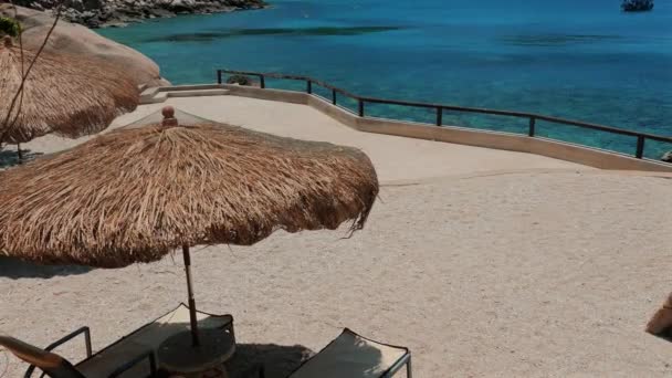 Desfrute Dia Praia Mediterrâneo Cadeira Praia Guarda Chuvas Resort Tropical — Vídeo de Stock
