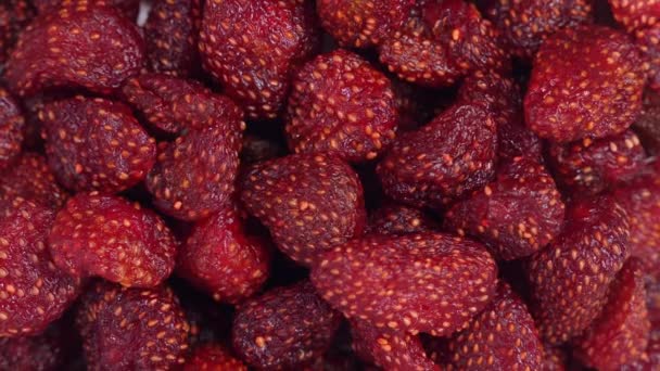 把一堆漂亮的脱水草莓包起来 充满了生气勃勃的色彩和新鲜感 味觉清新的概念 — 图库视频影像