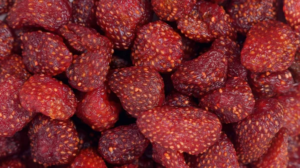 Close Van Een Mooie Hoop Gedehydrateerde Aardbeien Vol Levendige Kleur — Stockfoto