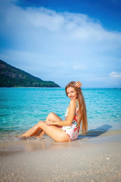 Kobieta Strojach Kąpielowych Korzysta Tropikalnej Plaży Turkusową Wodą Obejmując Piękno — Zdjęcie stockowe