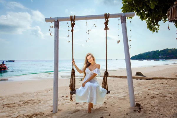 Kobieta Lubiąca Huśtawkę Nad Brzegiem Tropikalnej Wyspie Natura Plaża Lato — Zdjęcie stockowe