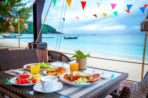 Tafel Met Ontbijt Het Strand Zomervakantie Een Luxe Resort Met — Stockfoto