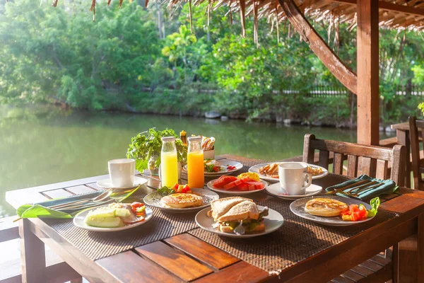Asya Tatil Köyünde Göle Bakan Kahvaltı Masası Krep Sandviç Kahve — Stok fotoğraf