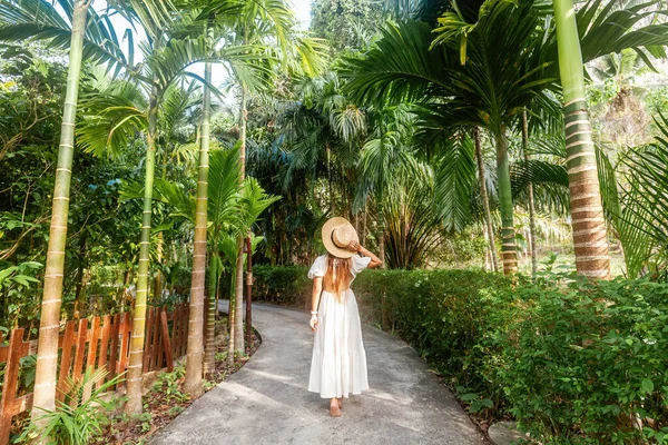 Щасливий Турист Білій Сукні Солом Яному Капелюсі Прогулюється Красивому Тропічному — стокове фото