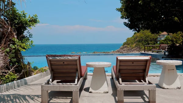 Tahta Plaj Sandalyeleri Deniz Manzaralı Açık Mavi Bir Havuzun Yanında — Stok fotoğraf