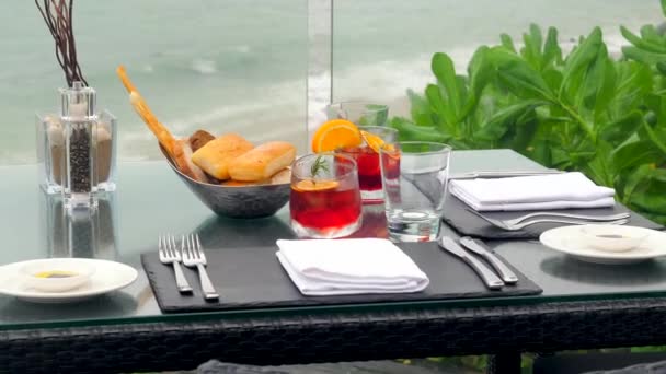 Ρομαντικό Παραλιακό Δείπνο Για Δύο Ένα Πολυτελές Εστιατόριο Στο Νησί — Αρχείο Βίντεο