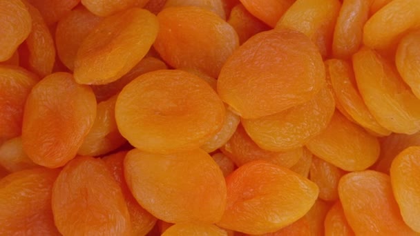 乾燥アプリコットのおいしいヒープのトップビュー 鮮やかなオレンジ色の甘い健康的なスナックのクローズアップ グルメと自然の新鮮さの概念 — ストック動画