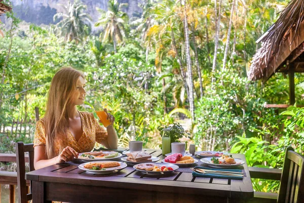 Güneşli Bir Sabahta Ormanda Sağlıklı Tropikal Kahvaltı Yapan Güzel Bir — Stok fotoğraf