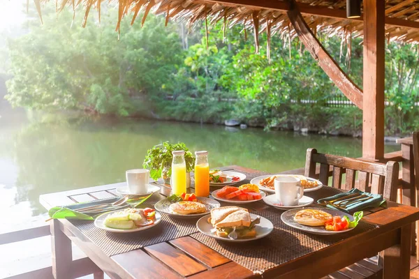 在亚洲旅游胜地湖边享用热带早餐 加入煎饼 三明治 新鲜水果 泰国度假时用的健康可口的菜肴 — 图库照片
