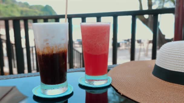 夏の至福のビーチリゾートで さわやかなスイカジュースとアイスコーヒーをお楽しみください 晴れた日には冷えて熱帯の味を楽しむというコンセプト — ストック動画